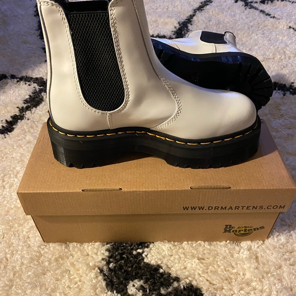 New Doc Martens white quad 2976 Chelsea boots size 7. - Picture 3 of 5